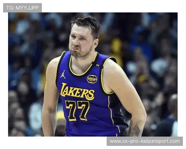 东契奇弧顶后仰旋转命中，独行侠全队鼓掌