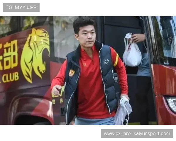 成都蓉城严鼎皓边路突破吸引防守注意：一场进攻艺术的慢热演绎